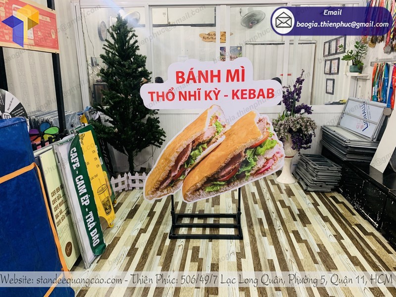 Bảng hiệu mô hình bánh mì lắp ráp trưng ngoài trời ấn tượng, sắc nét